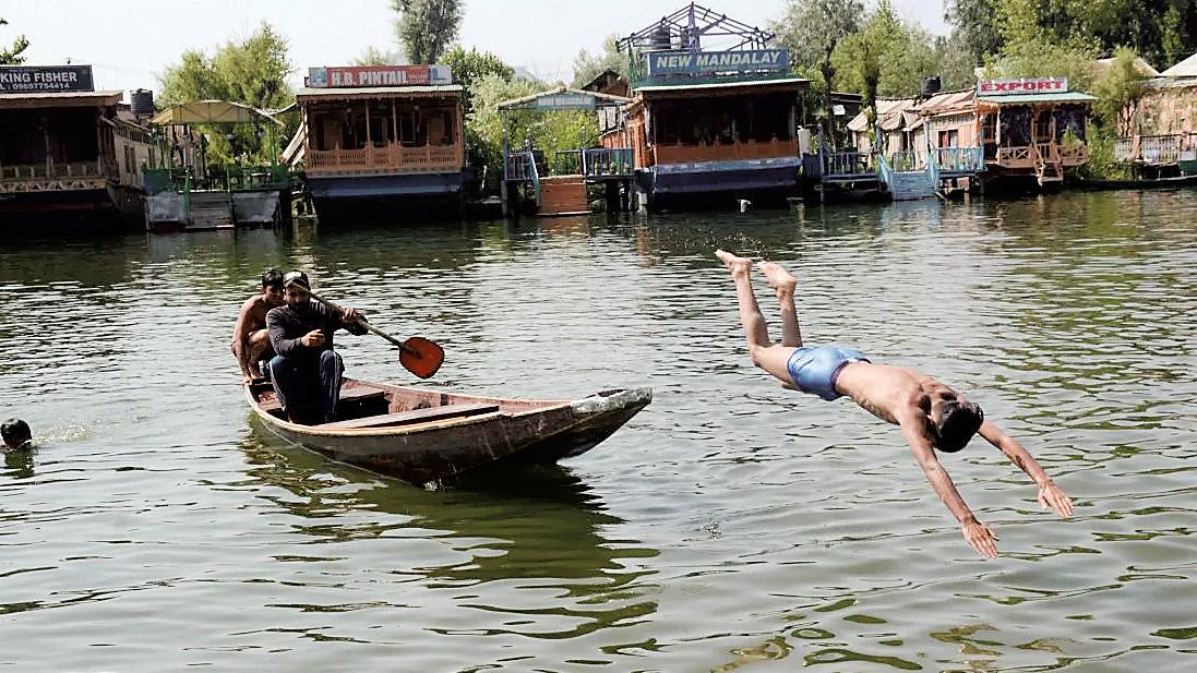 Kashmir valley faces unseasonal heatwave as temperatures soar