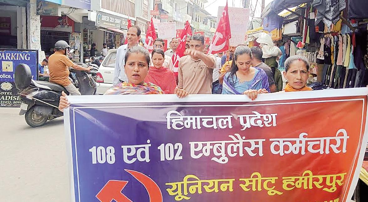 102 and 108 Ambulance staff holds strike over long-pending demands in Himachal