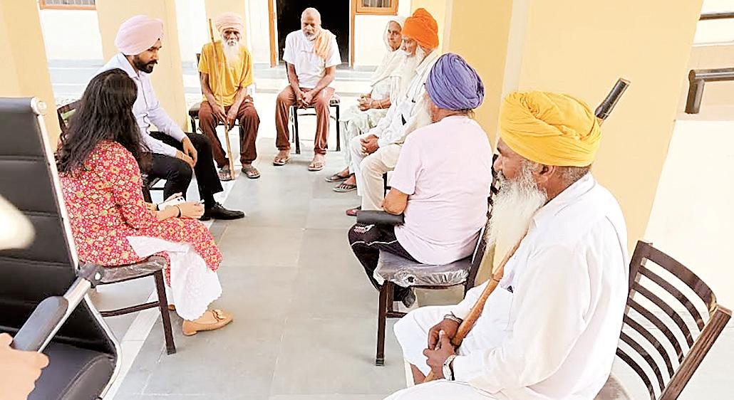 Sub Divisional Magistrate Barnala visits old age home Dhilwan