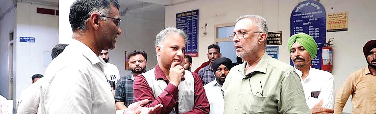 Health min conducts surprise check of Mata Kaushalya and Rajindra Hospitals for COVID management preparations