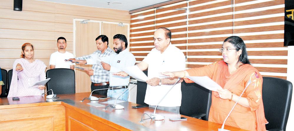 Dr Vaishali Sharma administers Swachhata Pakhwada oath to sanitation officers