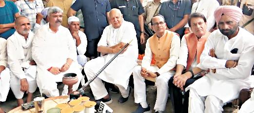 Union Minister Shivraj Singh Chouhan interacts with farmers of Meerut