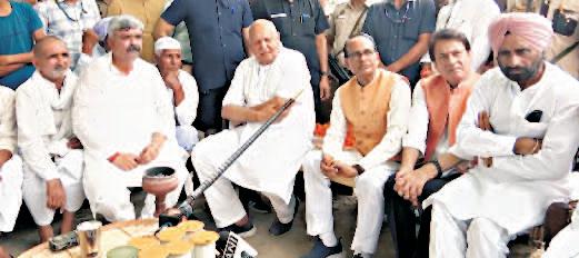 Union Minister Shivraj Singh Chouhan interacts with farmers of Meerut