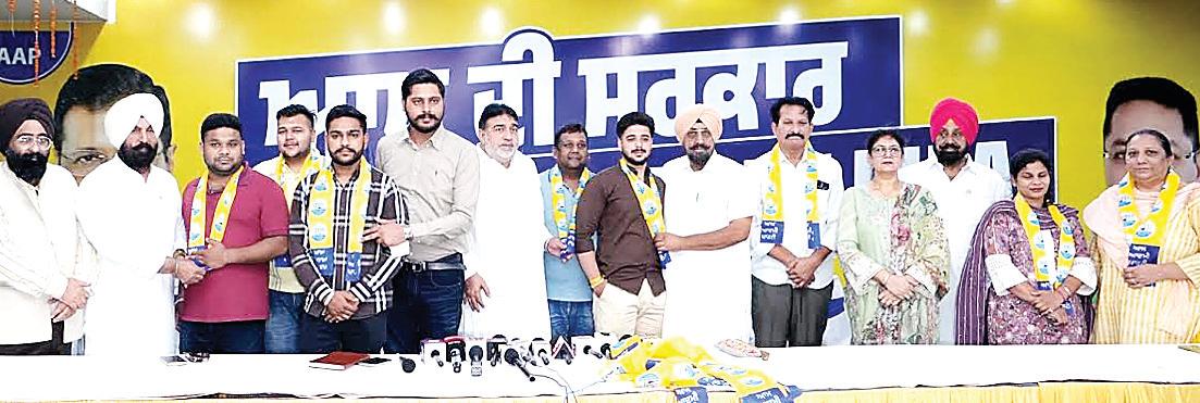 Congress woes deepens: Key associate of Ashu from Ludhiana joins AAP