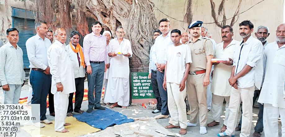 On World Environment Day, Forest deptt worships old tree in Bada village