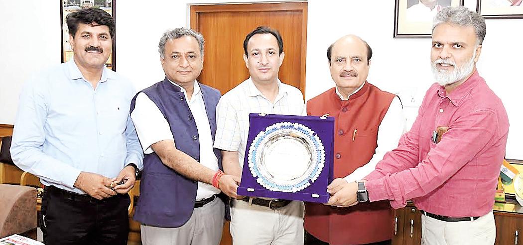 Ministry of EF & CC's Wild Life Institute honours KU with environment champion award