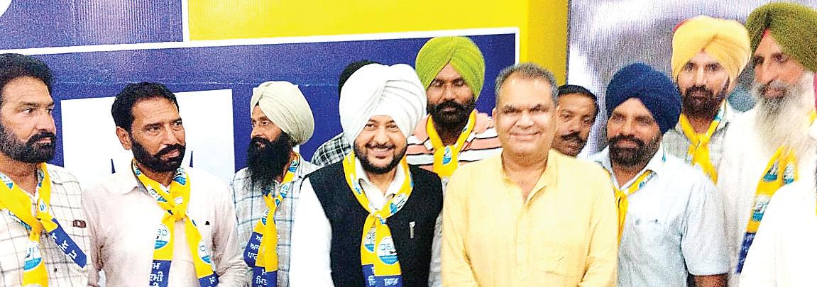 Rajinder Pal Anand, Former DSP & Advocate, campaigns door-to-door, seeking votes for Sanjeev