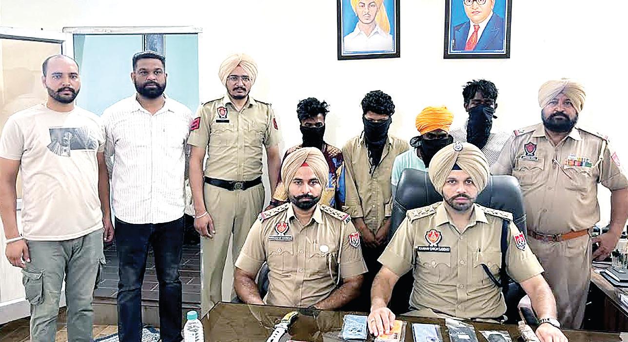 Balongi police arrests 4 accused with 11 snatched mobiles