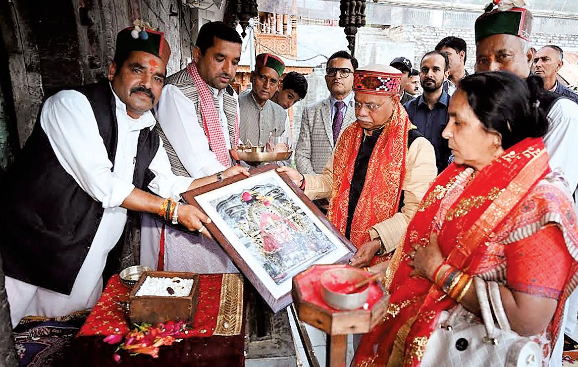 Governer pays obeisance at Hatkoti temple