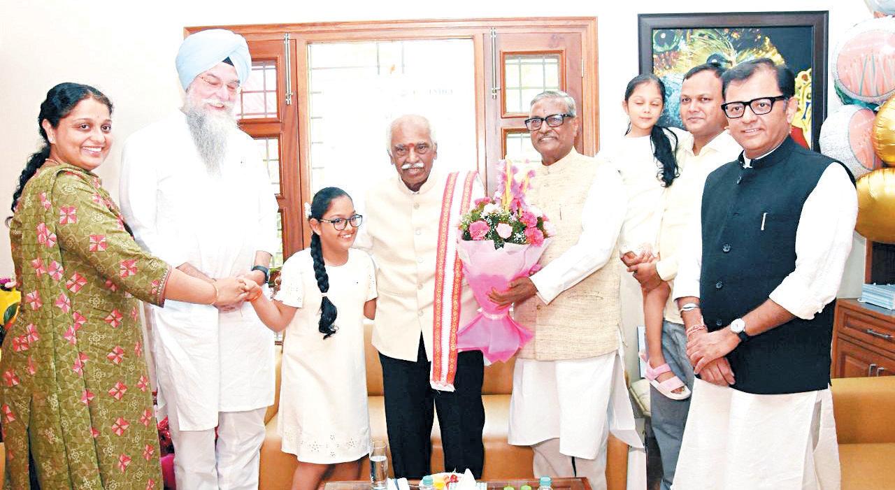 People across party lines felicitate Satya Pal Jain on his 73rd birthday