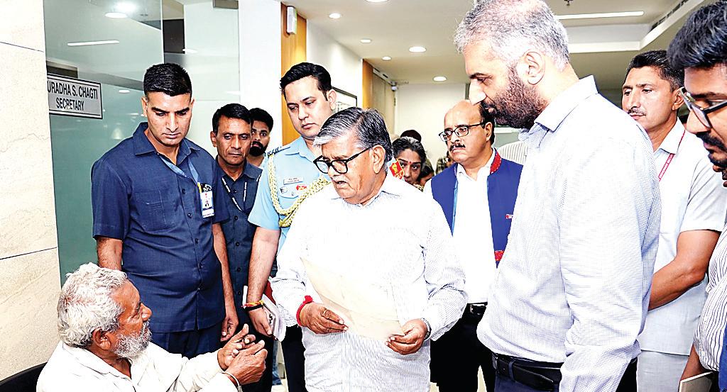 Gulab Chand Kataria makes surprise visit to Secretariat and DC Office