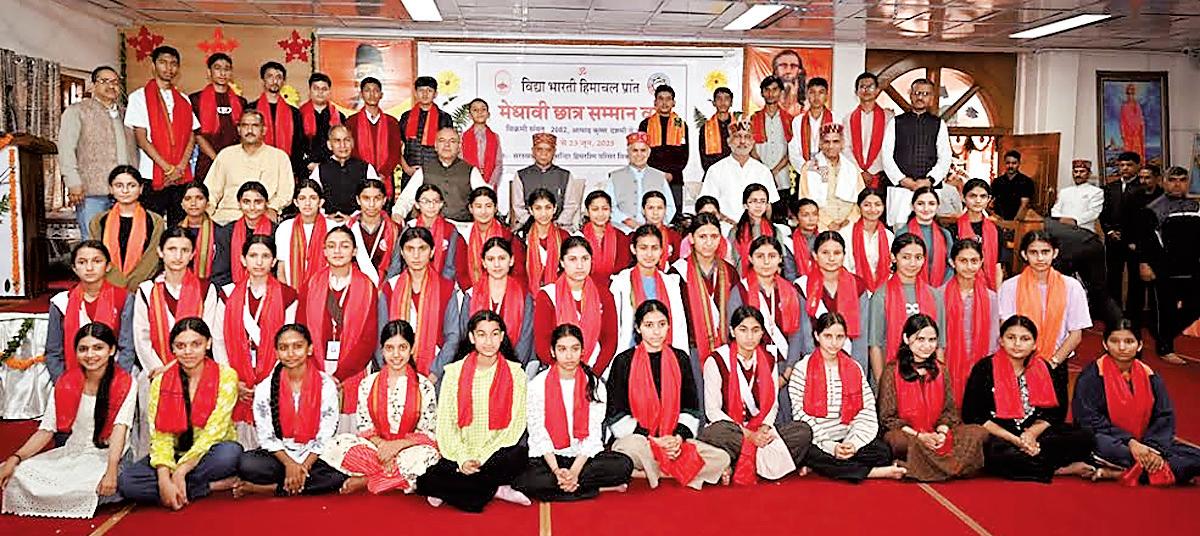 Governor honours meritorious students of Vidya Mandir