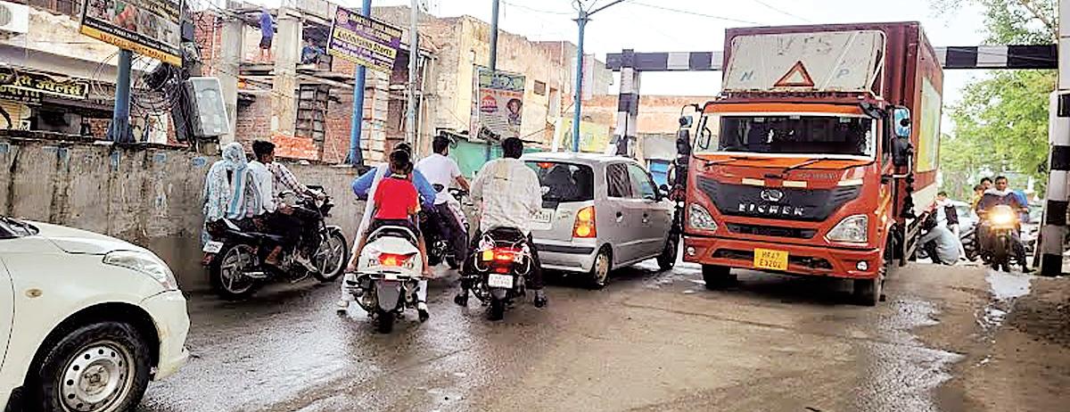 Container stuck in underpass, traffic jam led to problems to people