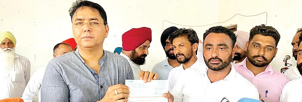 Arora distributes grants for development works in SAC