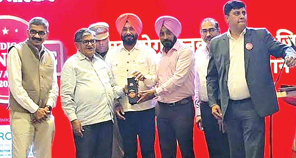Deep Home MD Arvinder Roki, Manjit Rinku of Kharar given Best of Builder Award by Punjab Governor Kataria