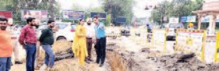 DC inspects ongoing pipeline laying work at Leela Bhawan Chowk
