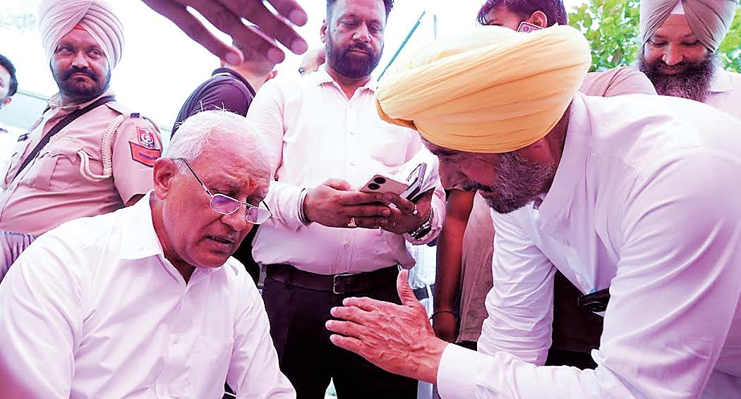Goyal listens to problems of Nagar Panchayat Khanauri residents