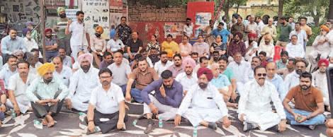 Jagraon garbage row turns political, Councillors stage protest
