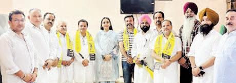 Two ward councillors in Moga who were in Congress for long time join AAP
