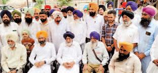 Leaders of Akali Dal reform movement knock at Rajdev Singh Khalsa's residence in Barnala
