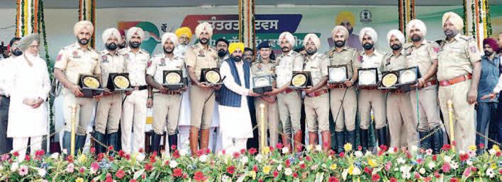Punjab CM felicitates 26 eminent personalities with state award
