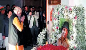 Amit Shah, Sitharaman, Delhi CM pay floral tribute to Dharmendra at his prayer meet