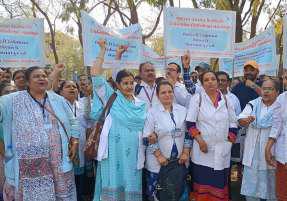 આરોગ્ય વિભાગના લેબ ટેક્રિશિયનના ૧૮૦૦થી વધુ કર્મચારીઓ ધરણાં ઉપર