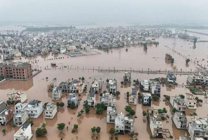 પાકિસ્તાનમાં પૂરે તબાહી મચાવી, છેલ્લા ૨૪ કલાકમાં । ૩૦ લોકોના મોત હજારો ગામો ડૂબી ગયા
