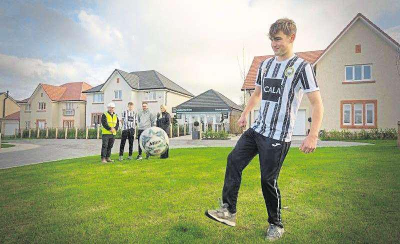 Dunbar youth football team scores kit support from local housebuilder