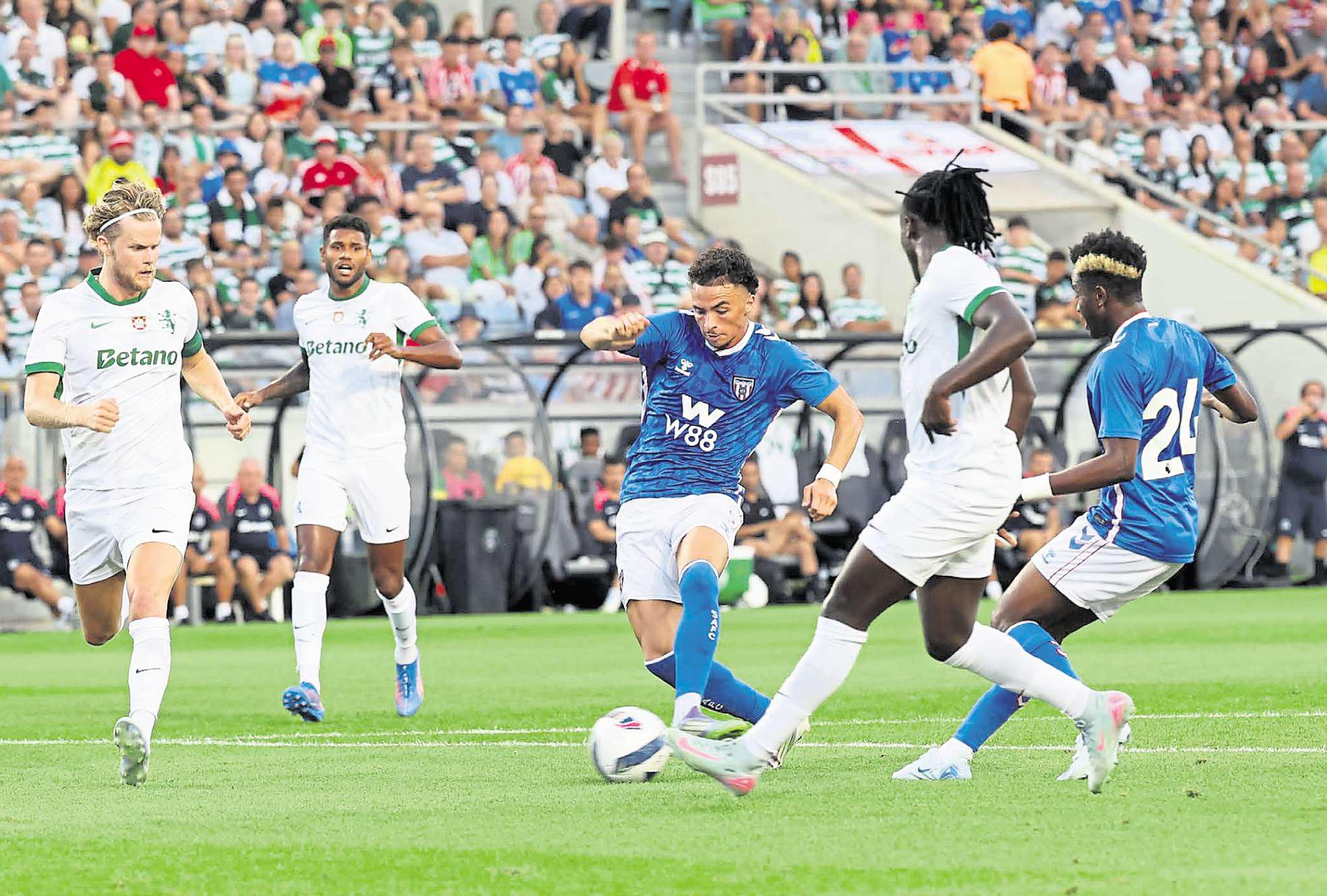 Positive night for Regis' Black Cats despite narrow defeat to Sporting