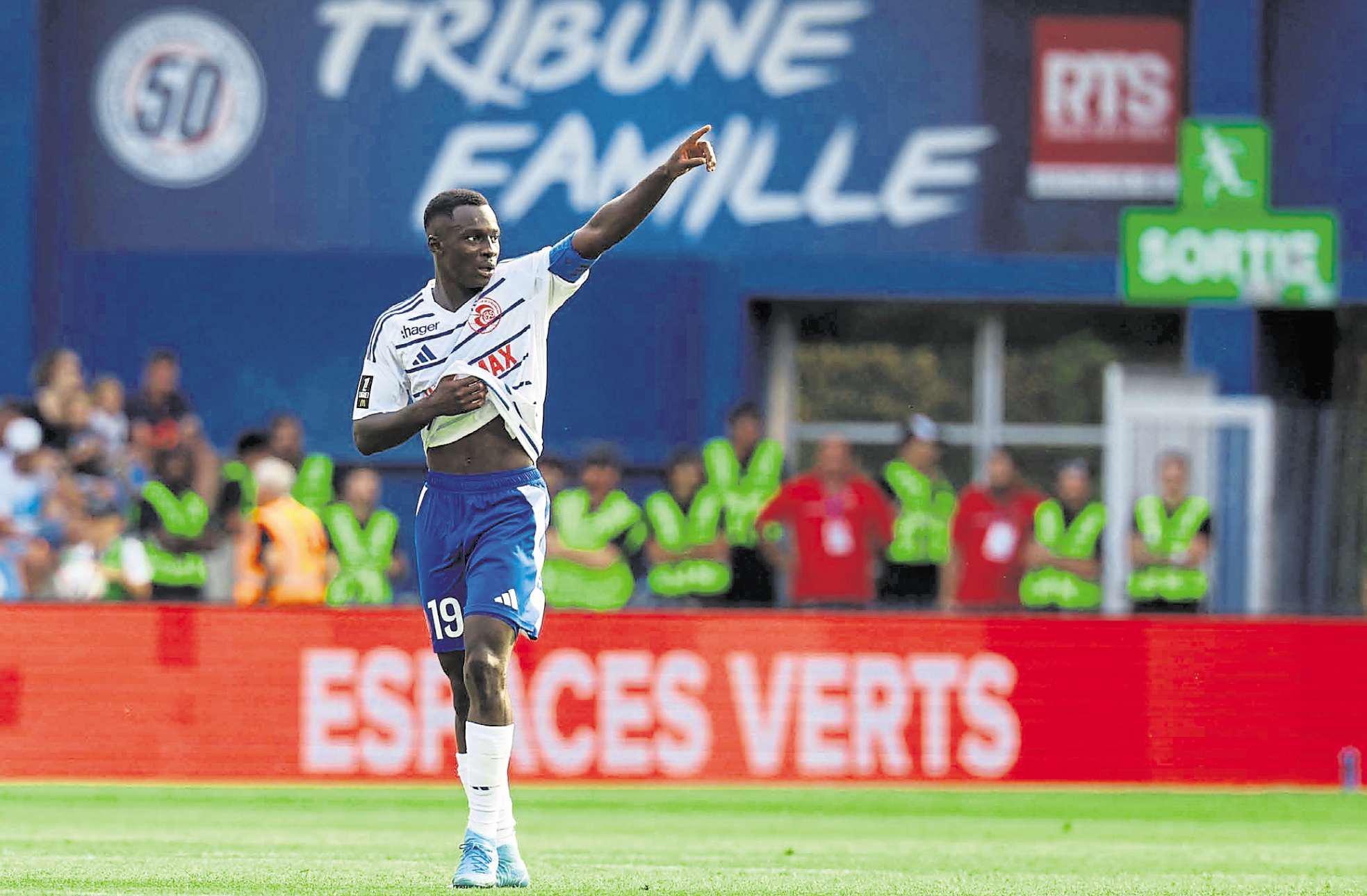 Official moves to sign box-to-box midfielder and defender confirmed