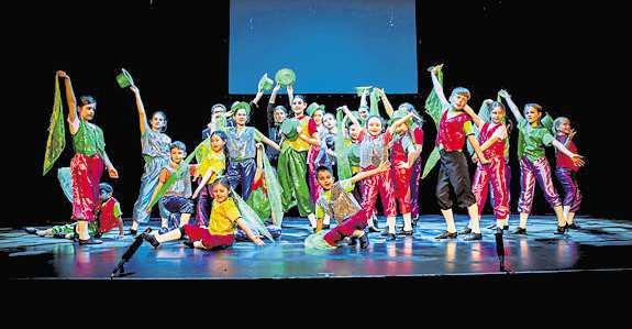 Hats off! to Stagecoach Leeds Morley! Young students shine at The Victoria Theatre