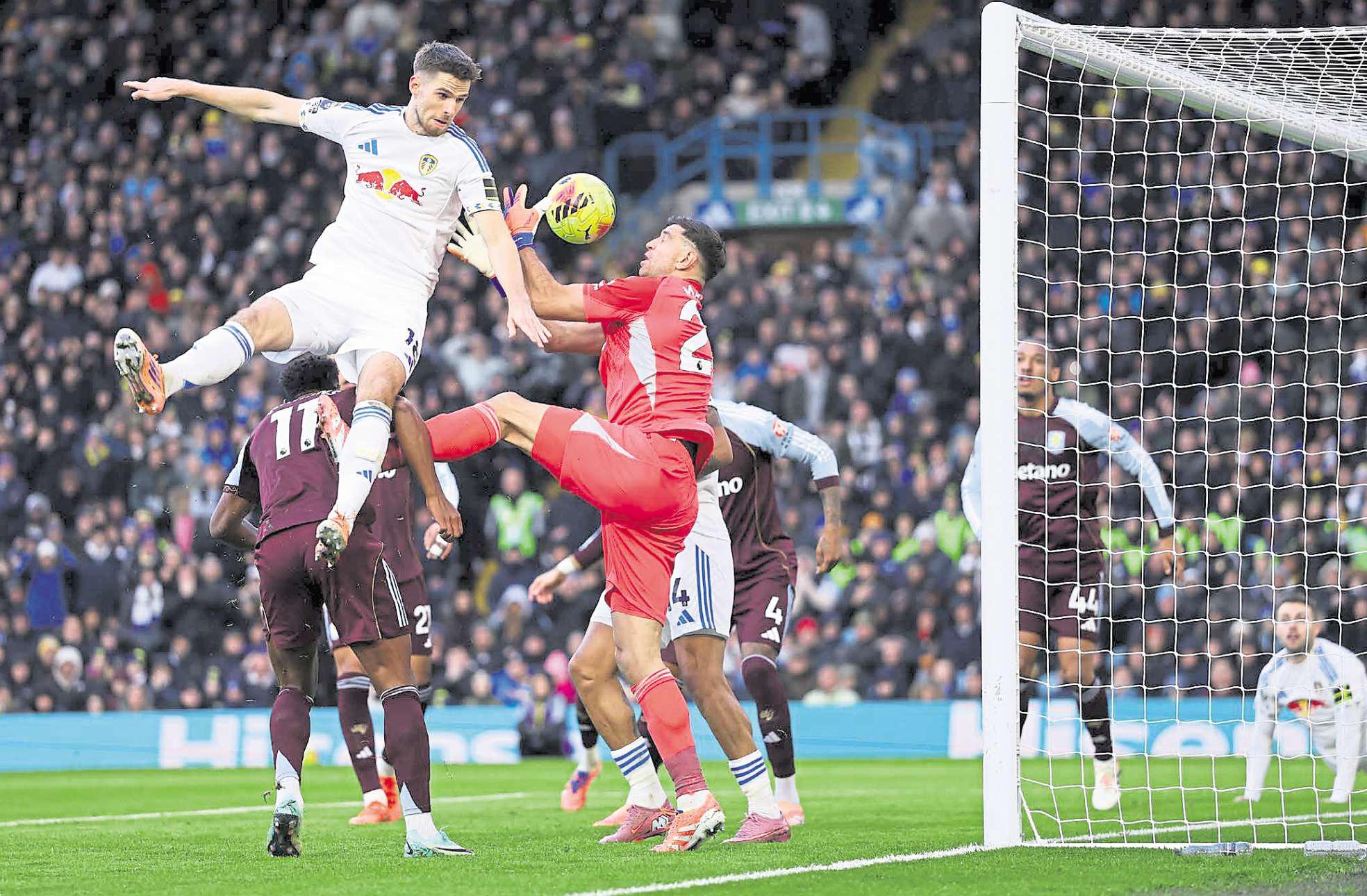 Ex-referee Gallagher gives definitive verdict on two key United incidents