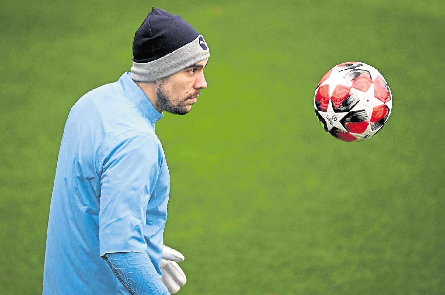 United's relegation-battling rivals sign experienced stopper