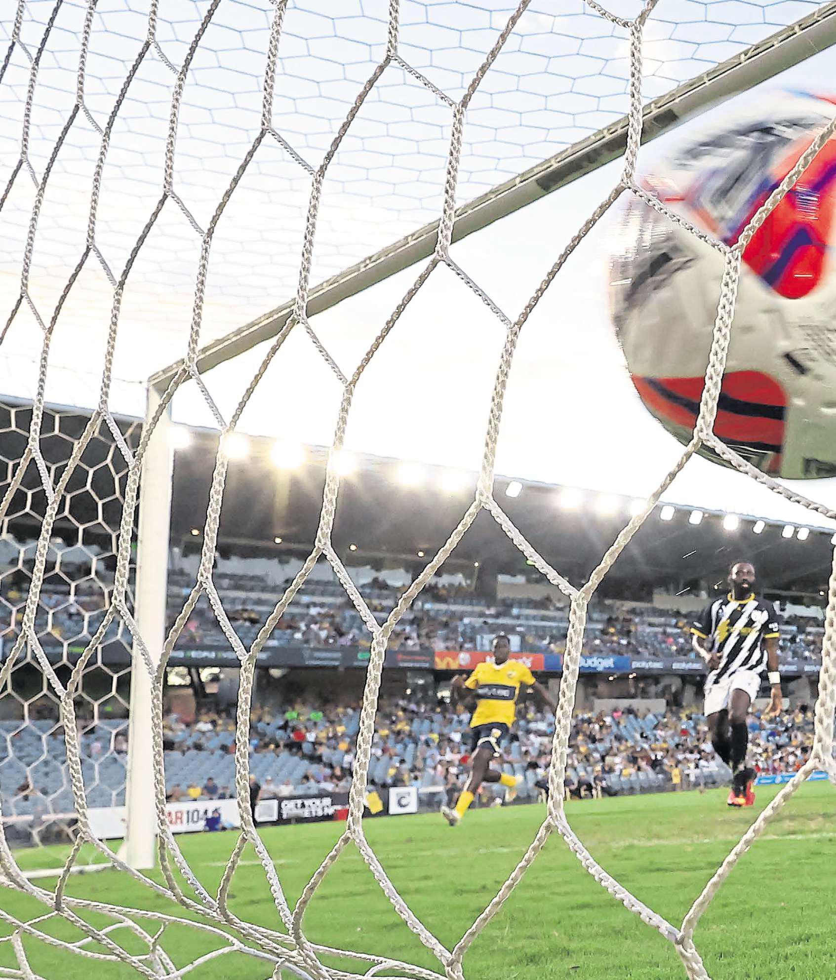 England rout Scotland to set up slam decider