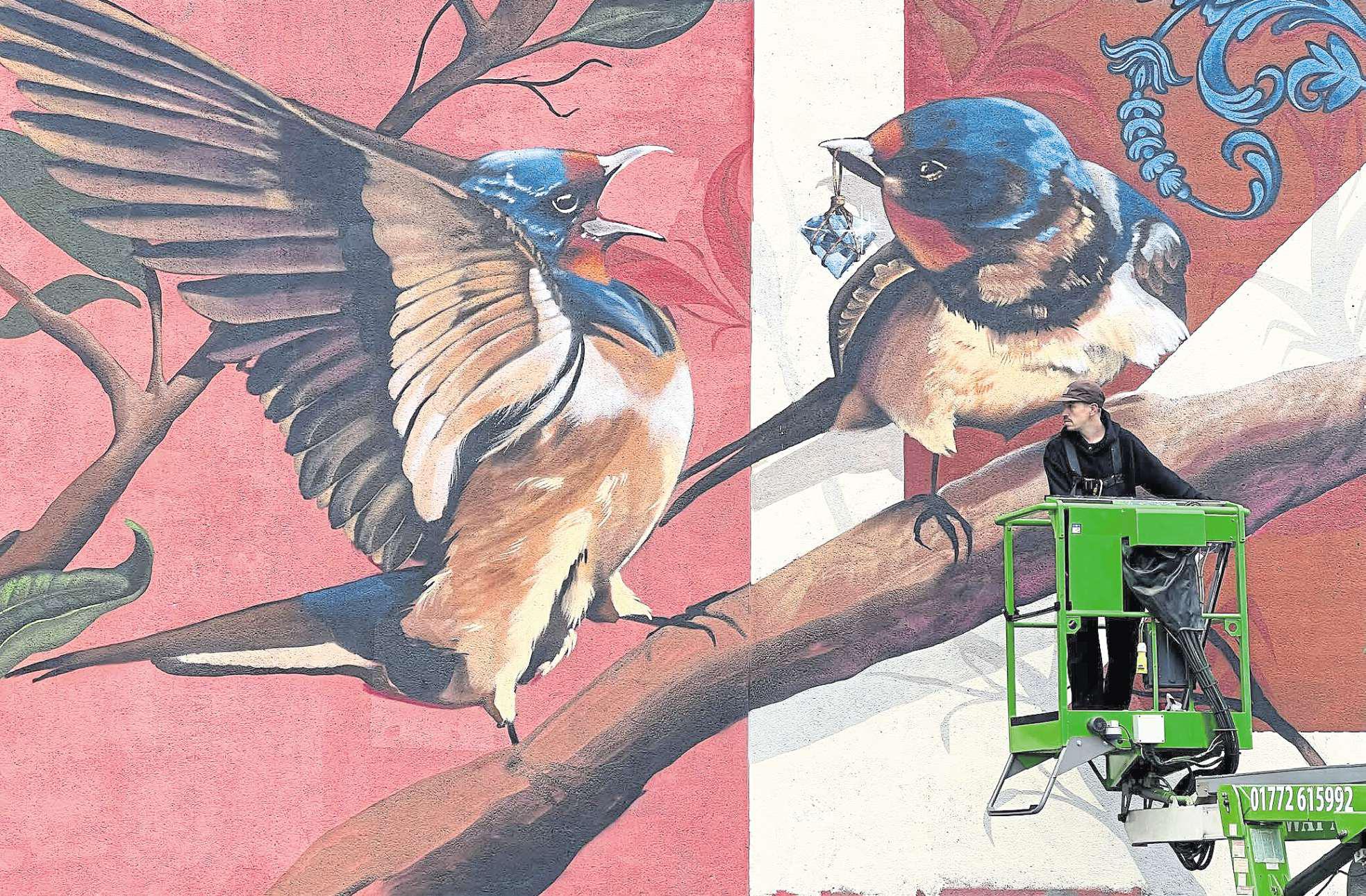 Top artist 'disheartened with the city' after his bag is stolen