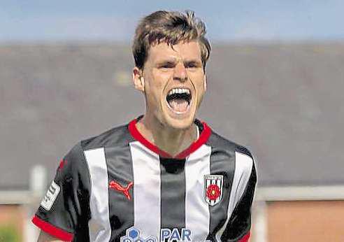 Magpies still unbeaten after rout of nine-man King's Lynn