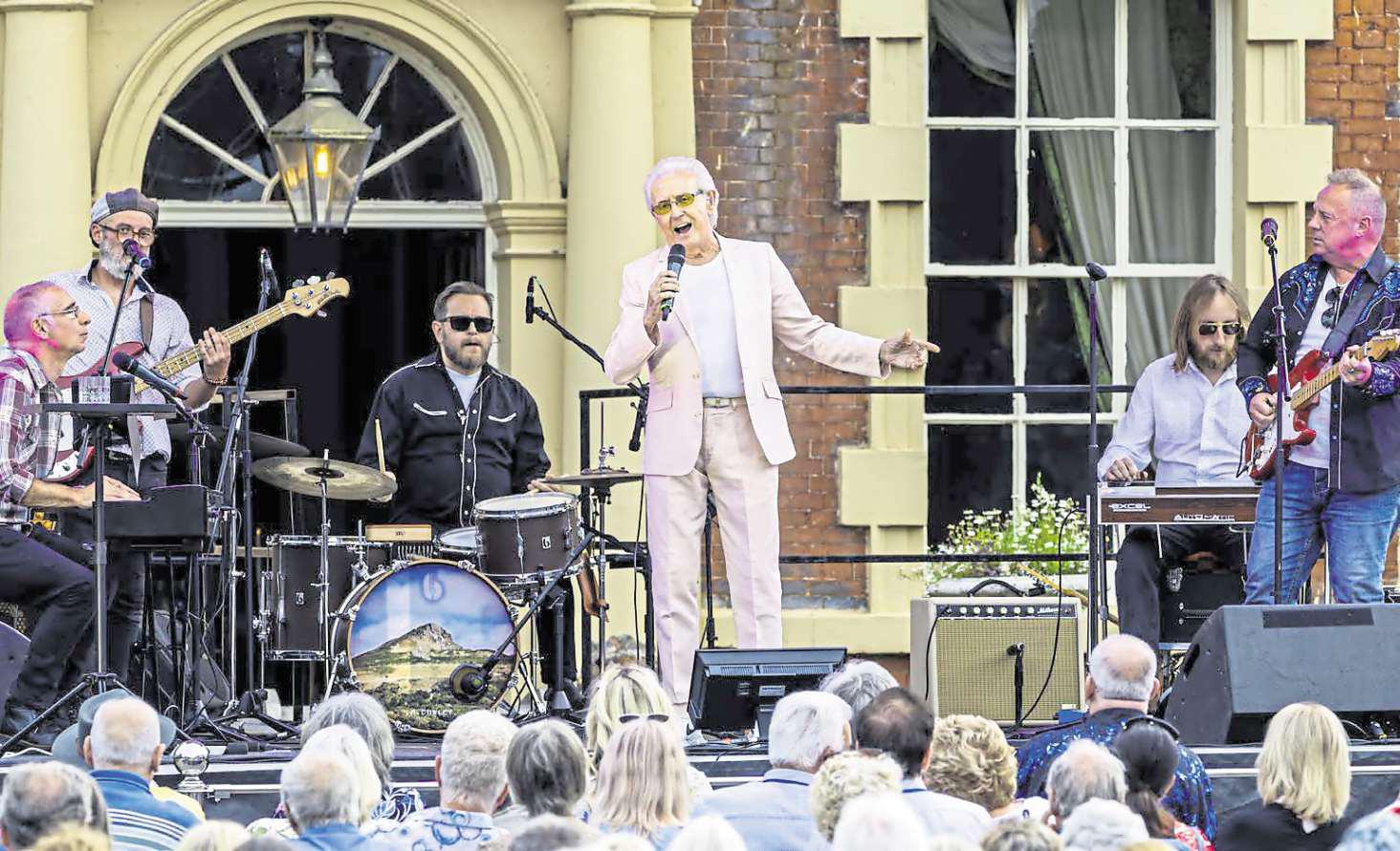 Hall's well that ends well for crooner who is still hitting right notes at 82
