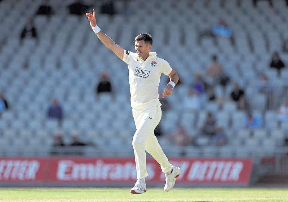 Fast bowler Anderson agrees new contract with Lancashire