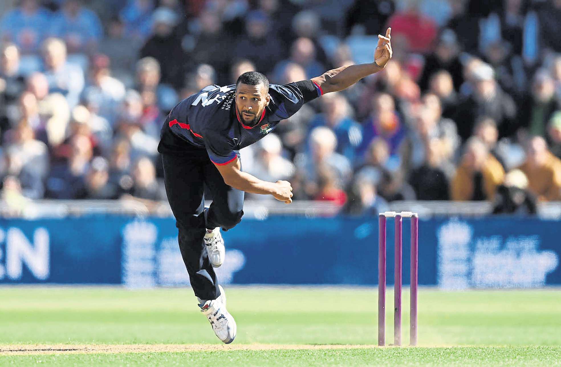 Zak and Lloyd lead leaders to victory after De Villiers heroics