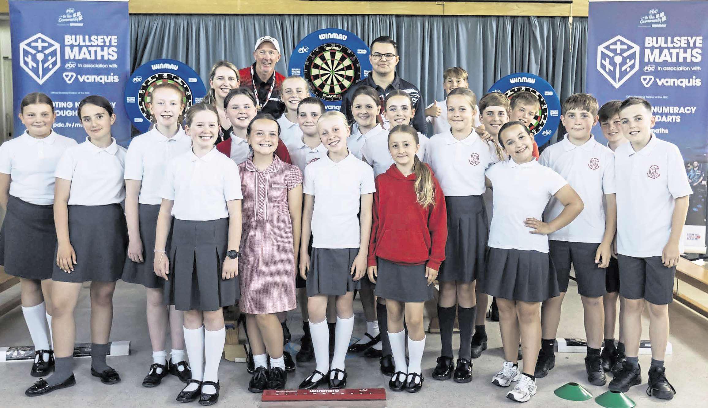 Primary pupils sharpen their number skills with youth darts champion Gian