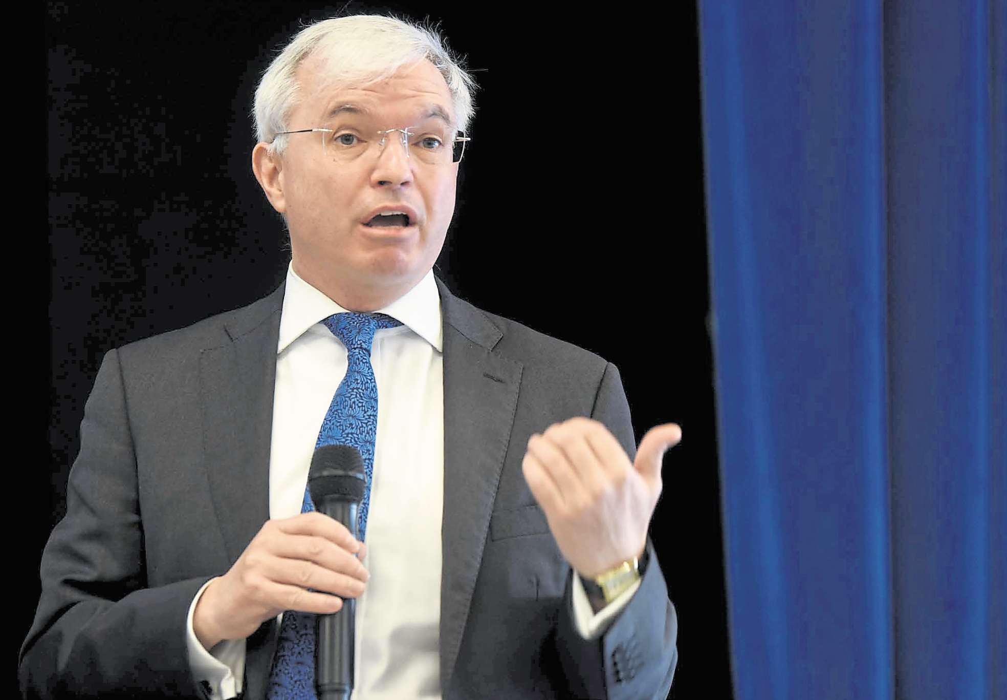 Police drop probe into former MP's early-hours call for cash