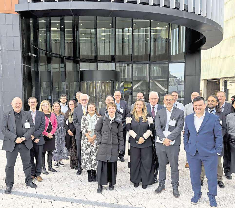 Banking chief meets delegation on resort visit