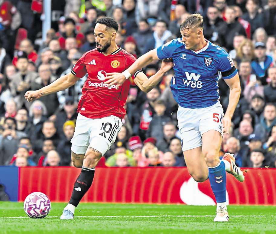 Le Bris weighing up Ballard dilemma for Wolves clash