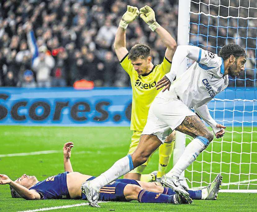 Howe hails Pope's shot-stopping as calls grow for him to be axed