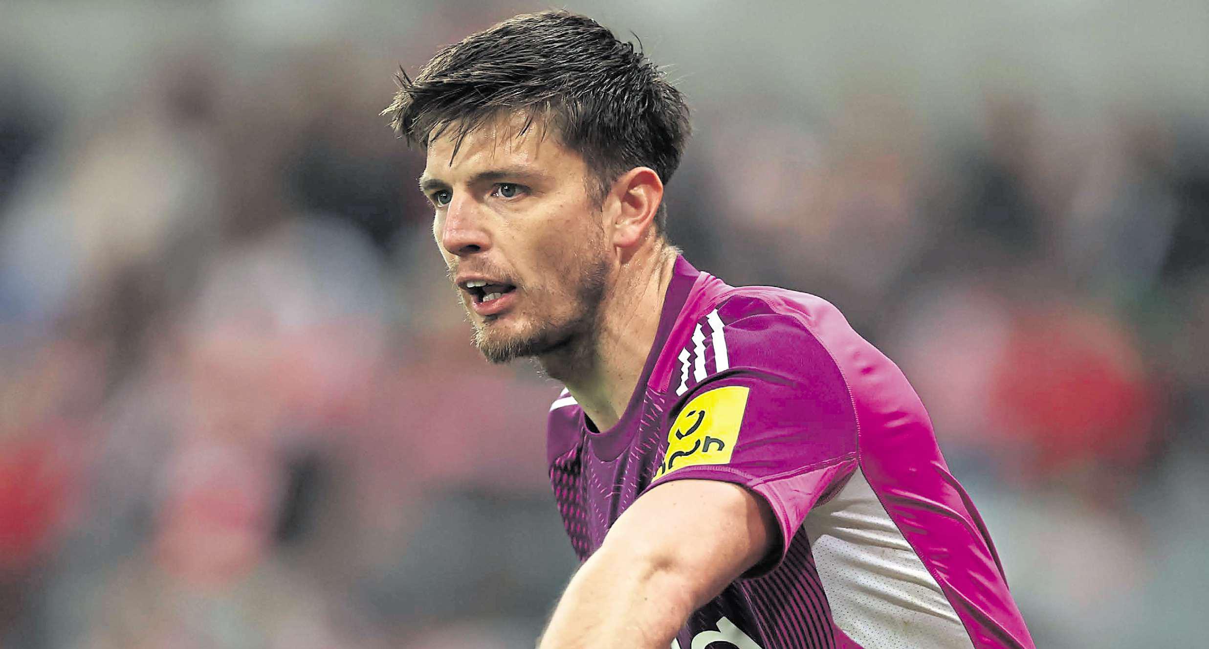 Howe hits back at United keeper situation with pressure mounting