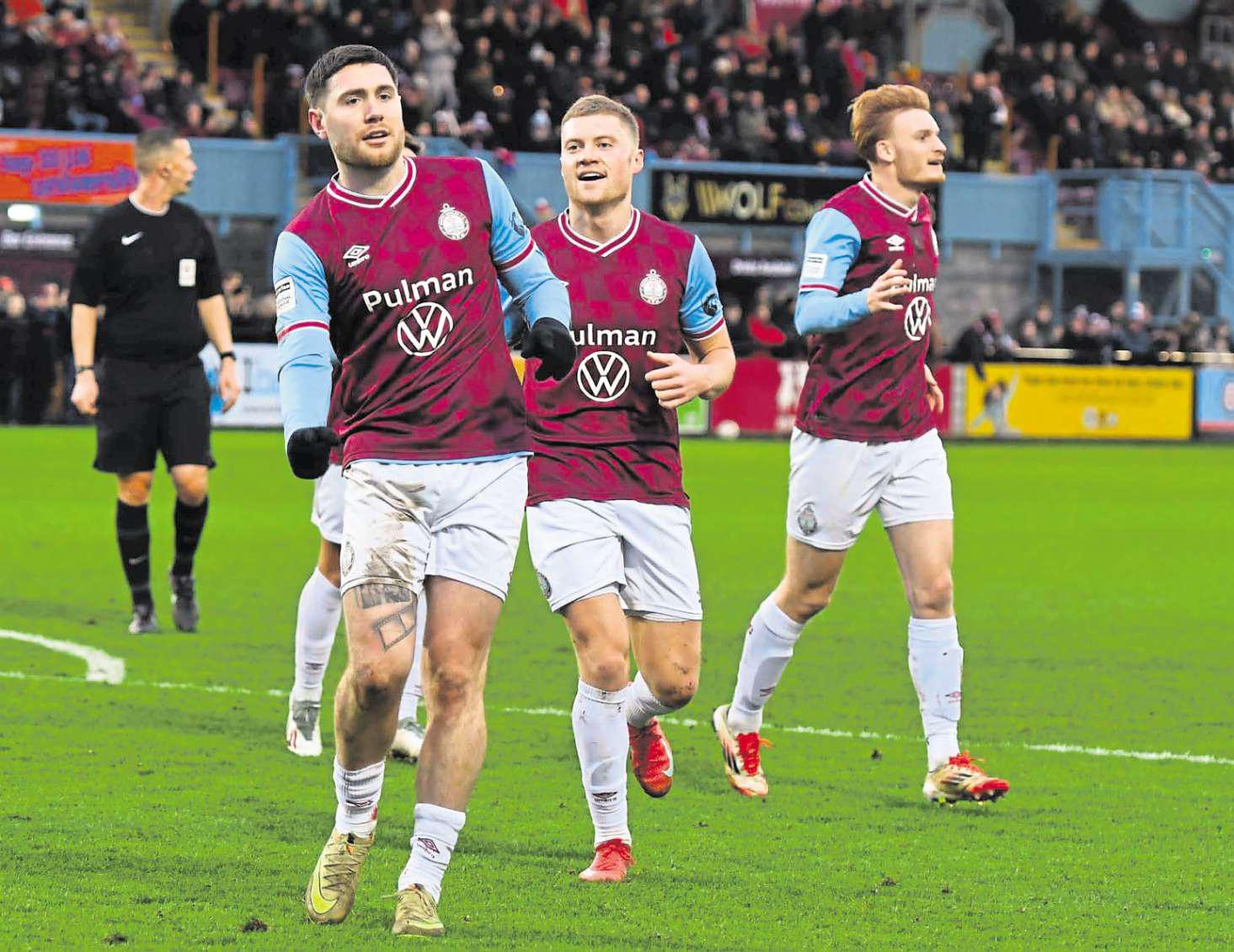 Scott treble eases Shields to Boxing Day demolition