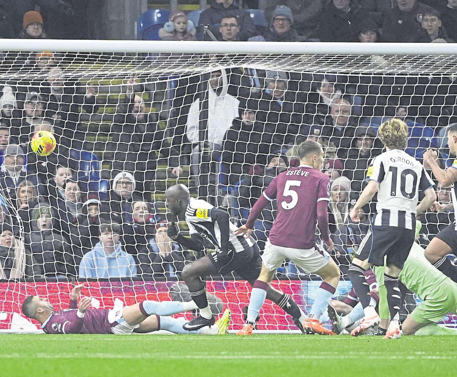 Boss Howe admits Newcastle 'confidence issue' despite win
