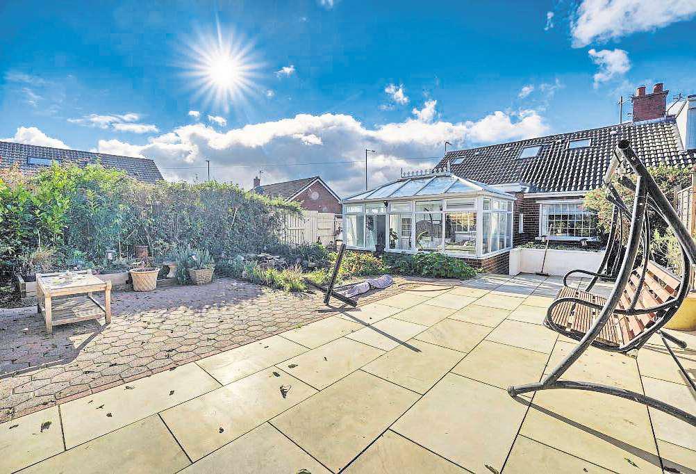 Stylish bungalow complete with sun room and summer house