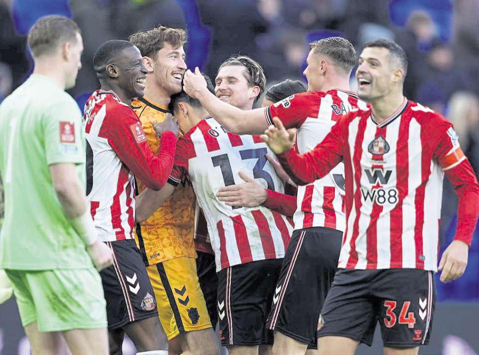 Roefs saves three spot kicks as Sunderland make cup progress